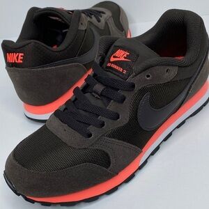 Women’s Nike MD Runner 2 size 7 (749869 228)